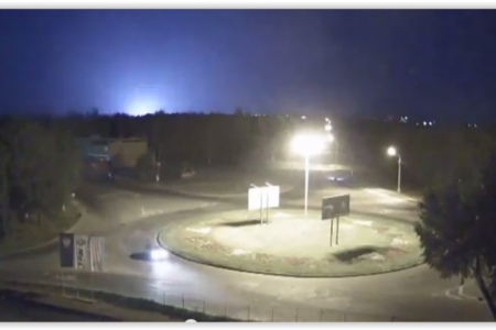 Появилось видео мощного взрыва в аэропорту Луганска