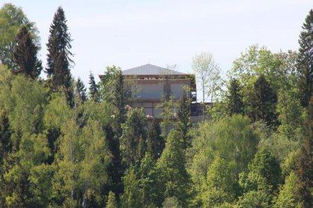 Медведев строит дачу на участке пять на пять километров с собственной вертолетной площадкой. Фото