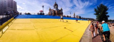 В Киеве перекрасили Оболонскую набережную в цвета украинского флага. Фото