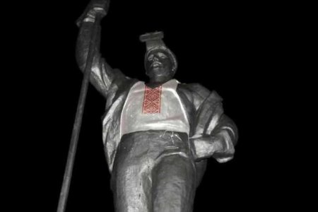    	 Памятник Сталевару в Мариуполе одели в украинскую вышиванку (ФОТО)