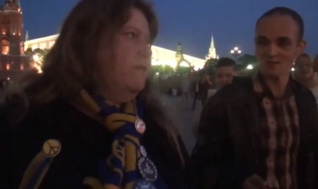 Что будет, если прогуляться по Москве с украинской символикой - без комментариев. Видео