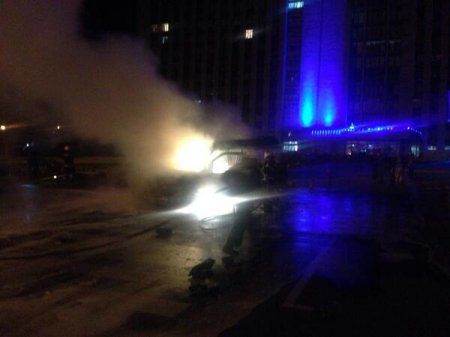 Микроавтобус горит под захваченным зданием Донецкой облгосадминистрации. Был взрыв. Фото