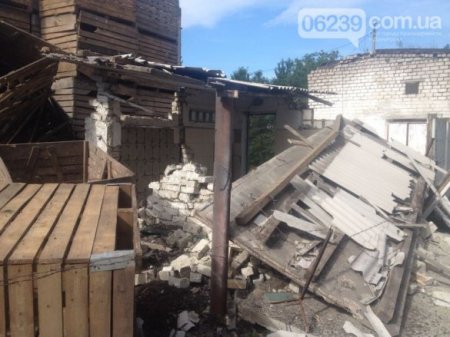 В Добропольском районе Донецкой обл. с утра идут бои, взорвана овощная база, - очевидцы