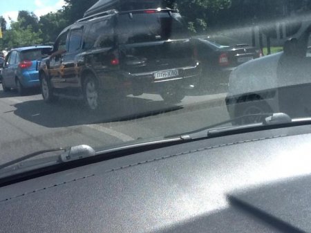 По Киеву ездит джип с номером «ПТН-ХЛО»