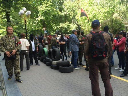 Участники Майдана принесли шины под здание ГПУ и требуют немедленной встречи с Махницким