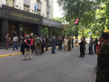 Участники Майдана принесли шины под здание ГПУ и требуют немедленной встречи с Махницким