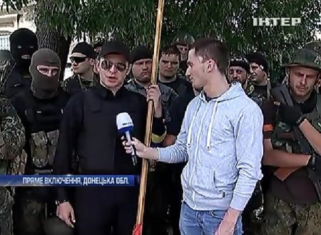 Ляшко растоптал флаг ДНР перед камерами, назвав его «гитлеровским тряпьем»