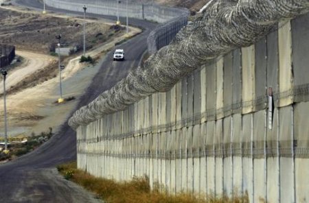 Стена на границе с РФ надолго сдержит российского агрессора - эксперт