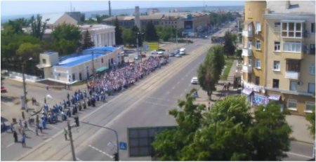 По центру Луганска движется крестный ход
