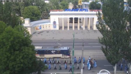 По центру Луганска движется крестный ход