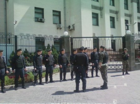 К посольству России в Киеве свозят шины