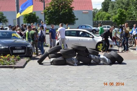 К посольству России в Киеве свозят шины