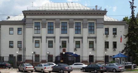 Посольство России в Киеве забросали яйцами