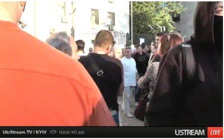 Акция протеста у стен посольства РФ в Киеве: онлайн-трансляция