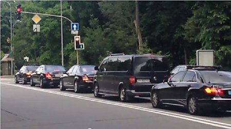 Кортеж Порошенко останавливается на светофорах