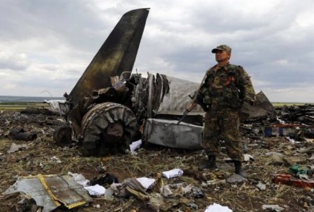    	 Российские террористы устроили фотосессию на фоне сбитого сегодня в Луганске украинского самолёта (ФОТО)  