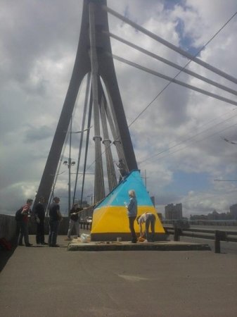 Московский мост в Киеве раскрасили в желто-голубой
