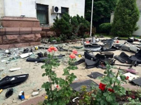 Киевляне несут похоронные венки для Путина под посольство РФ