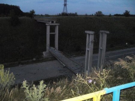 Террористы взорвали пешеходный мост в Станице-Луганской, чтобы перекрыть движение на Луганск