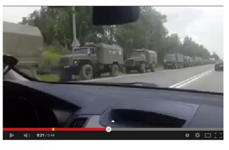 В сторону границы Украины движутся колонны военной техники. Видео