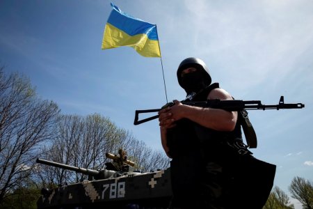 Украинские военные устанавливают блокпосты на дорогах под Мариуполем