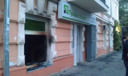 В Одессе неизвестные подожгли два отделения "ПриватБанка"