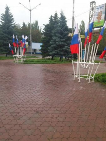 По приказу пленного мэра Горловку завесили флагами России