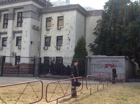 Траурный флешмоб возле посольства РФ: активисты положили поминальные венки