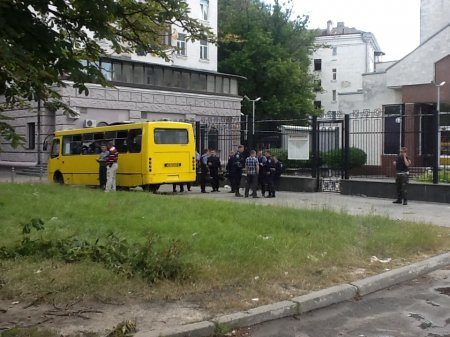 Траурный флешмоб возле посольства РФ: активисты положили поминальные венки
