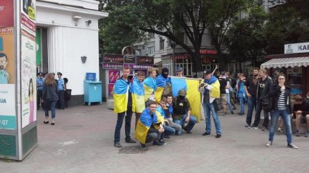 В Киеве несколько сотен людей пришли к Лавре в протест анонсированного марша "за русский мир"