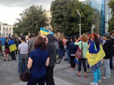 В Харькове участники Евромайдана совершили попытку прорыва к митингу Антимайдана, завязалась потасовка