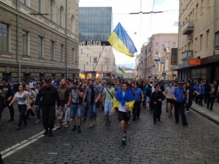В Харькове участники Евромайдана совершили попытку прорыва к митингу Антимайдана, завязалась потасовка