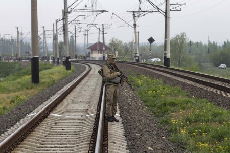 На Донбассе террористы дважды подорвали железную дорогу - с рельс сошло 14 вагонов
