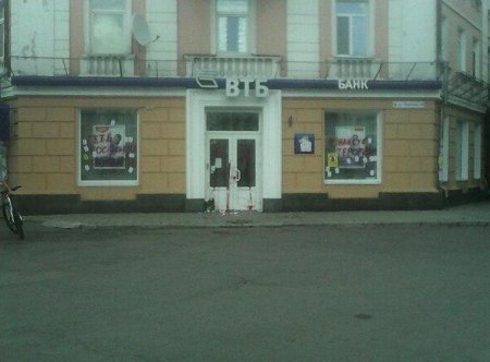 В Полтаве неизвестные разрисовали здания российских банков надписями «ПТН ПНХ»