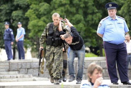 Как Донецкая милиция способствует террористам. Фото