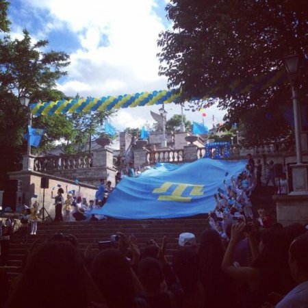 В рамках празднования Дня крымскотатарского флага в Керчи развернули 16-метровый флаг