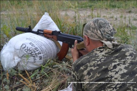 Луганские пограничники возле границы с Россией пристреляли свое оружие. Видео