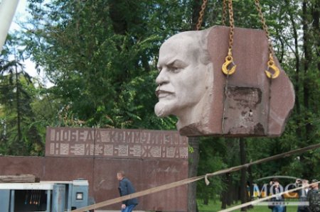 В Днепропетровске снесли очередной памятник Ленину