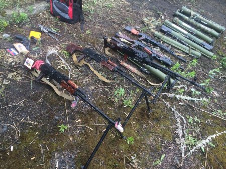 Украинские десантники отбили у террористов арсенал российского оружия. Фото