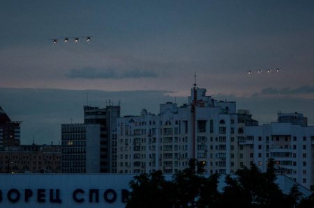 Фотофакт: российские военные самолеты над ночным Минском 