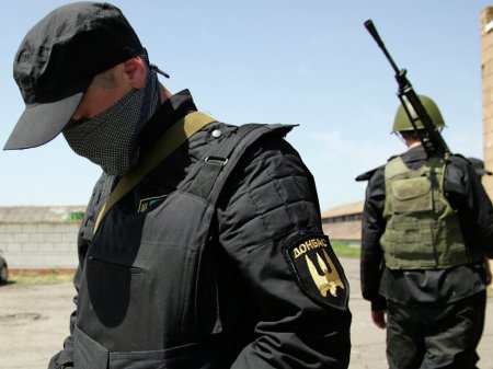 Бойцы батальонов «Азов» и «Донбасс» идут на Майдан