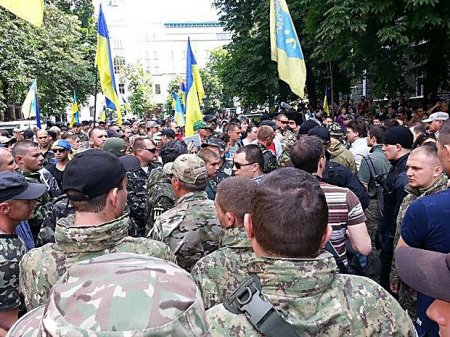 На Майдане в Киеве проходит Вече: активисты требуют возобновления АТО на Востоке