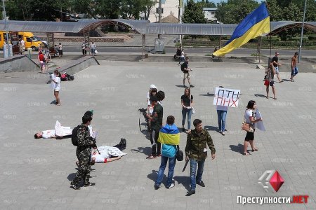 «Не плати зеленым человечкам!» - в Николаеве молодежь устроила флешмоб, призывая не покупать российское