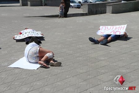 «Не плати зеленым человечкам!» - в Николаеве молодежь устроила флешмоб, призывая не покупать российское