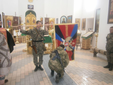 Священник в Славянске благословил "Стрелка" и террористов на убийства. Фото