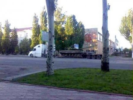 Фотофакт: Боевики свозят в Луганск российские танки во время «перемирия»