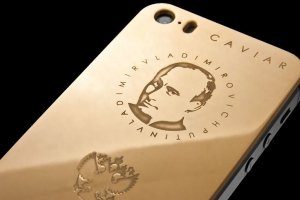 В России партию золотых "Путинфонов" распродали за один день