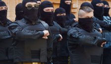 В Мариуполе бойцы "Азова" нашли арсенал оружия, флаги "ДНР" и РФ, - ДонОГА