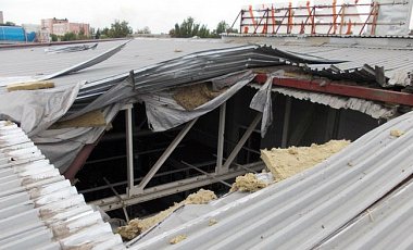 В Луганске снарядом разрушено здание супермаркета