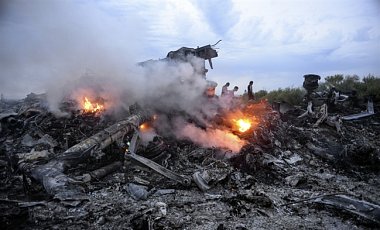 Территорию вокруг сбитого Boeing 777 заняли до тысячи террористов